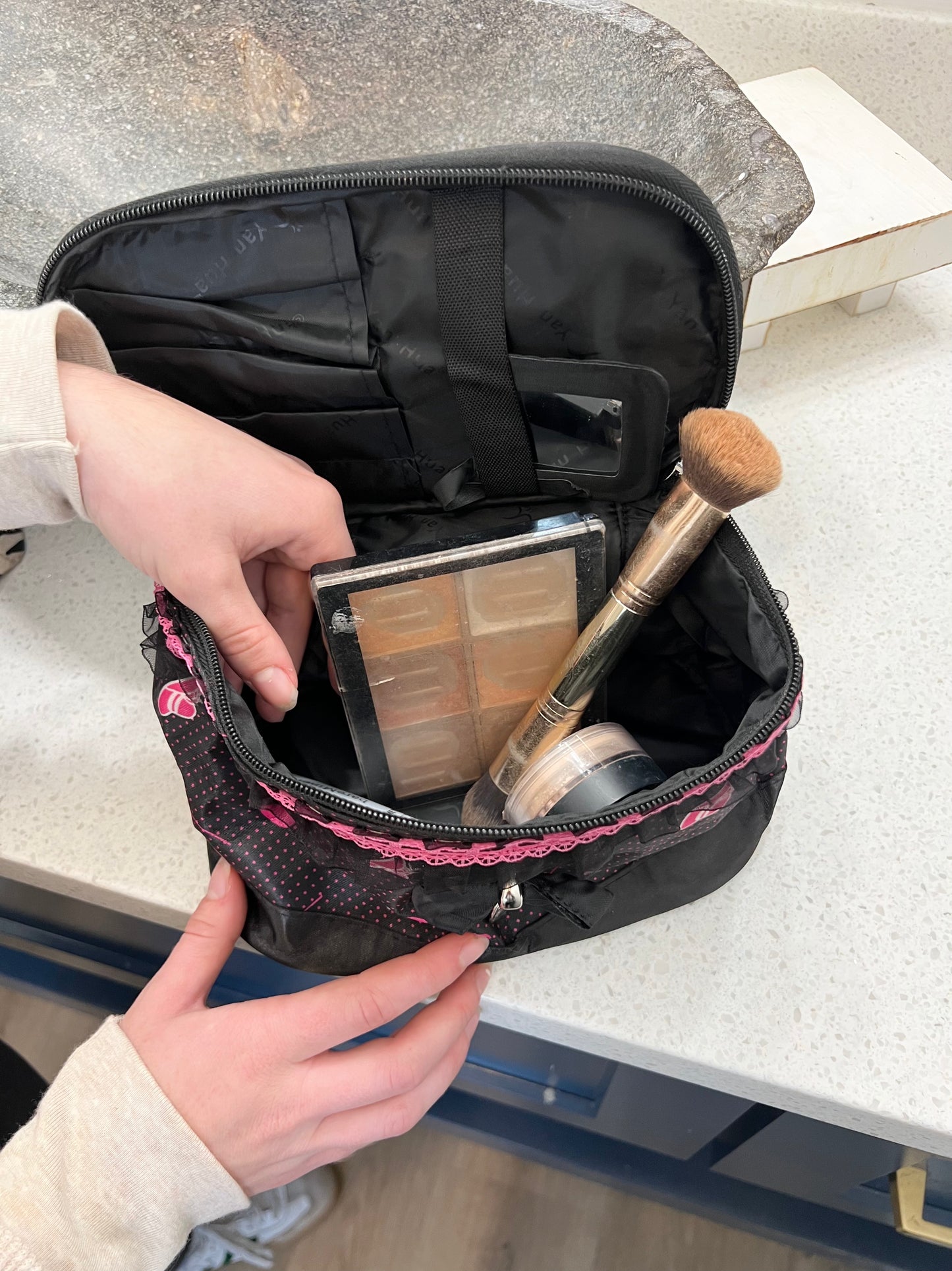 Gift for: All the Gals! High Heels Lipstick Pop-up Make-Up Bag Purse